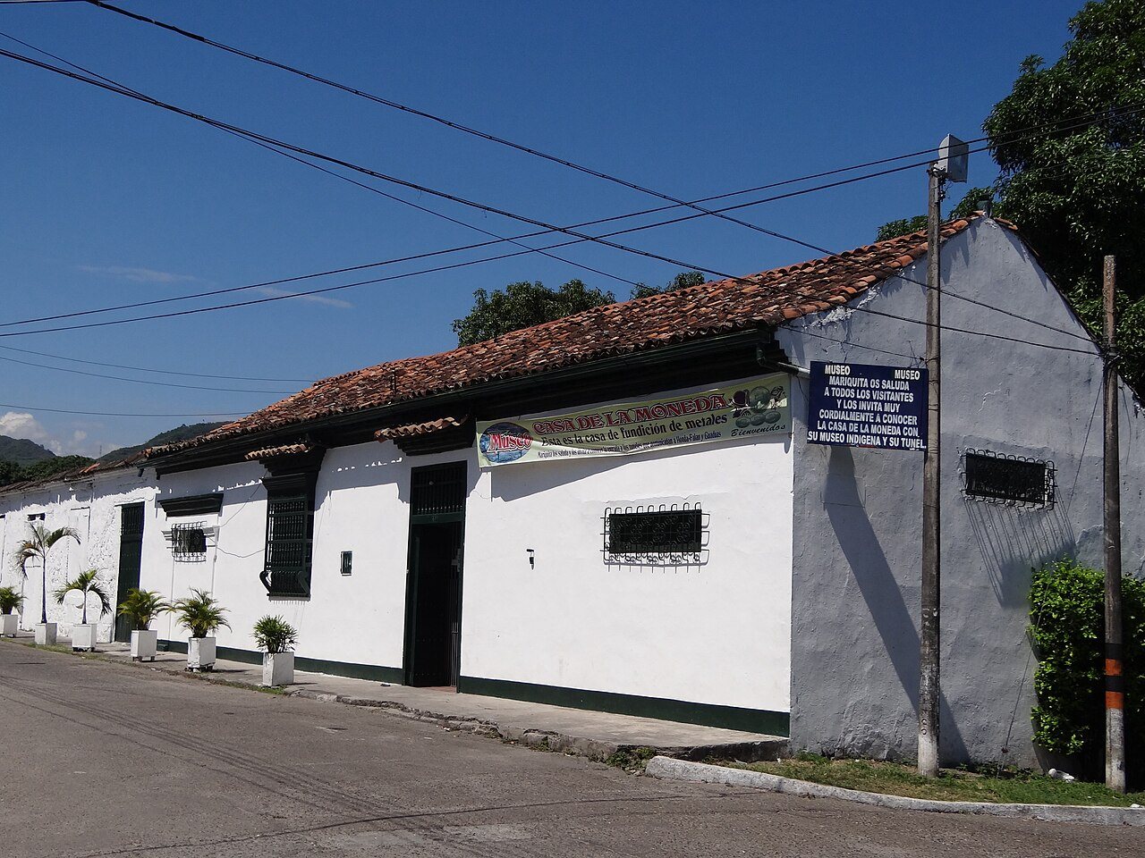 Fachada y arquería colonial del Museo Casa de la Moneda en Mariquita